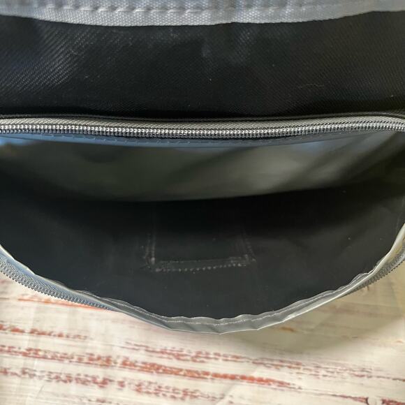 Black and Gray 12 Can Soft-Sided Cold Cooler Pre-Loved - Picture 4 of 9